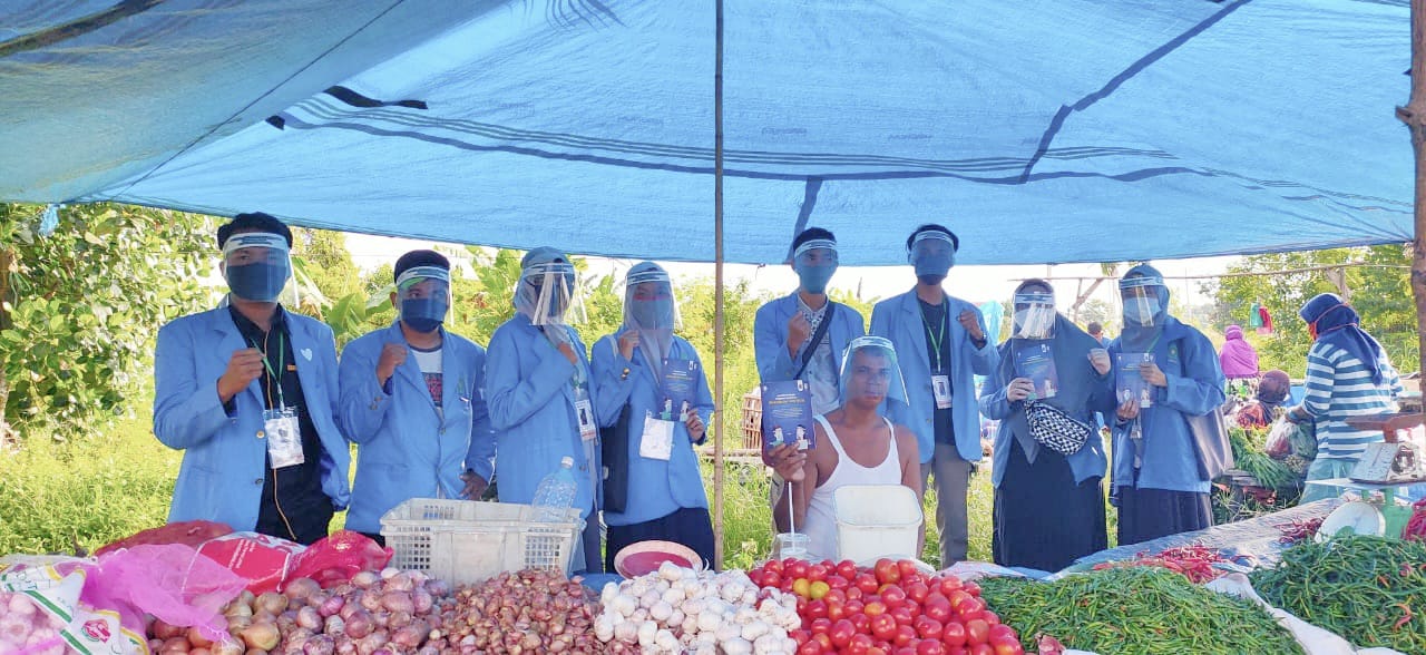 Mahasiswa KKN UIN Suska Riau, Bagikan Face Shield Gratis kepada Pedagang di Pasar Kaget Kelurahan Air Putih
