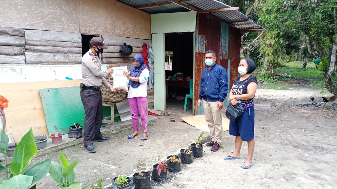 Polsek Koto Gasib Bagikan 90 Paket Sembako