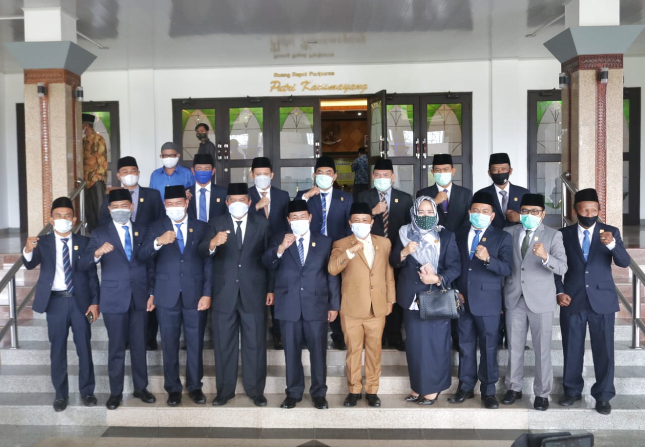Alfedri Hadiri Pemberhentian dan Pelantikan Anggota DPRD Kabupaten Siak