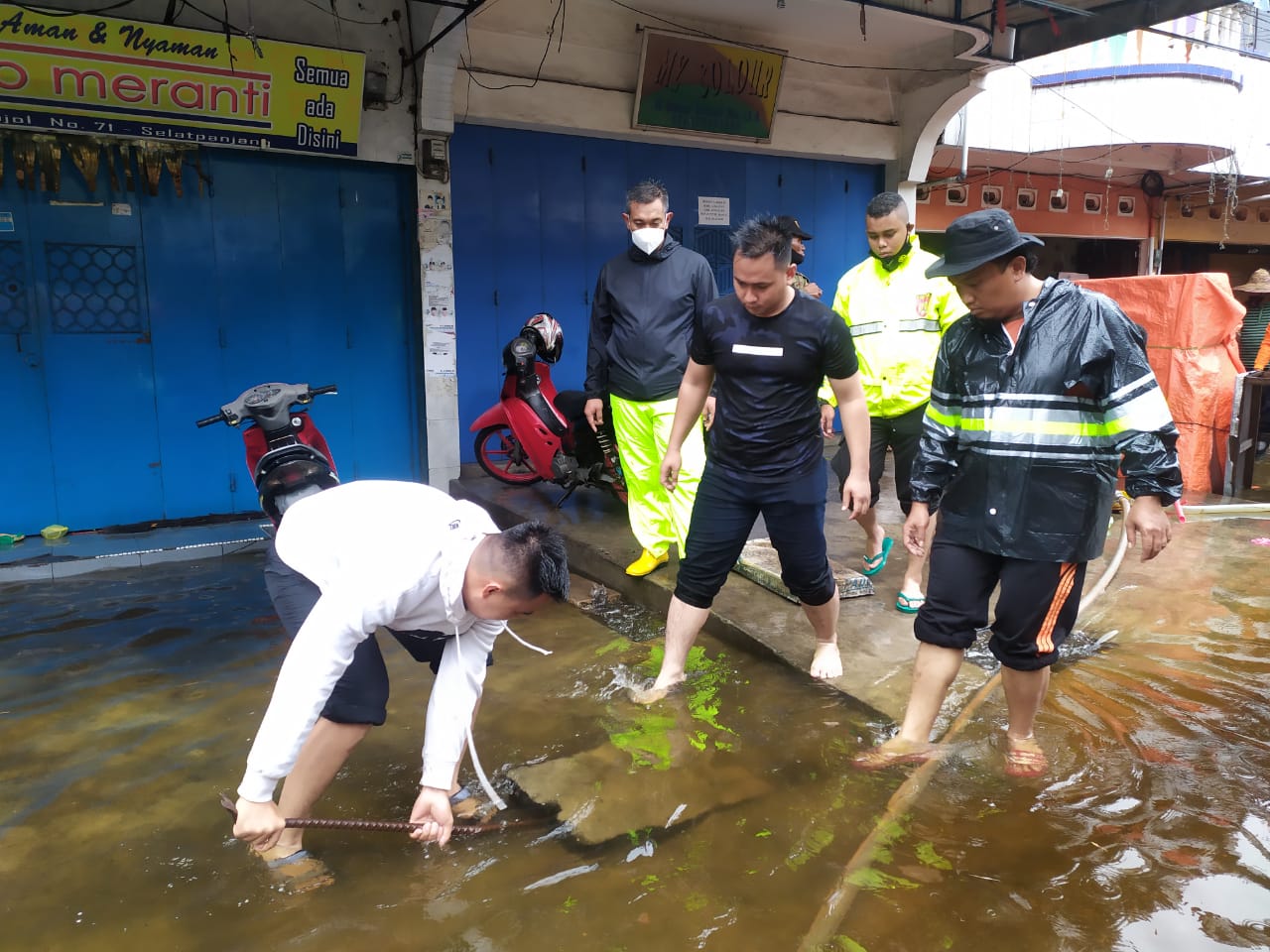 Pantau dan Atasi Banjir di Selatpanjang, Kapolres Meranti Turun ke Lokasi