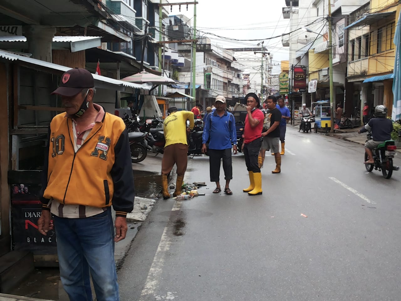 Kadis DLH Meranti Turun Langsung Atasi Banjir di Kota Sagu