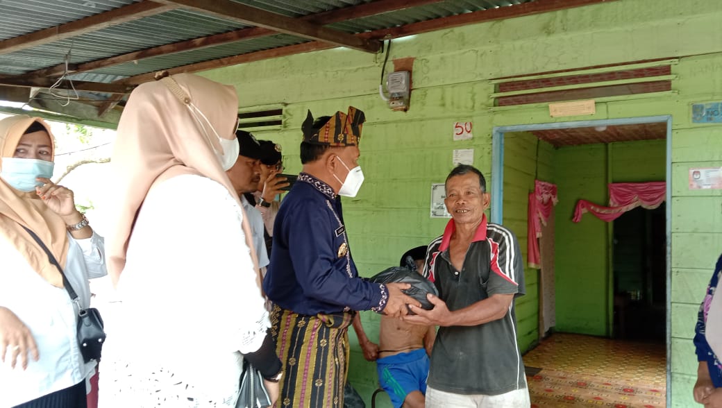 Jumat Barokah, H Asmar Berikan Bantuan Beras Kepada Warga Meranti