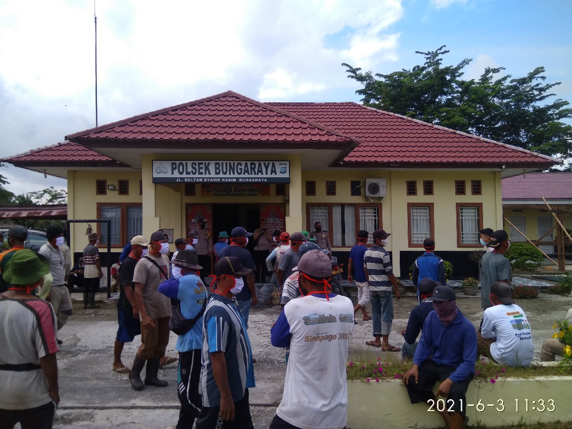 Warga Sri Mersing Jatibaru, Geruduk Mapolsek Bungaraya, Ada Apa Ya..?