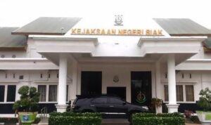 2023-12-05-dikabarkan-dapat-kunjungan-dari-kejagung-kantor-kejari-siak-disterilkan-hari-ini